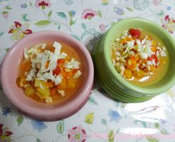 犬ごはん　材料は鶏ミンチ　かぼちゃ　にんじん　トマト　キャベツ　トマト缶　オートミール　出汁